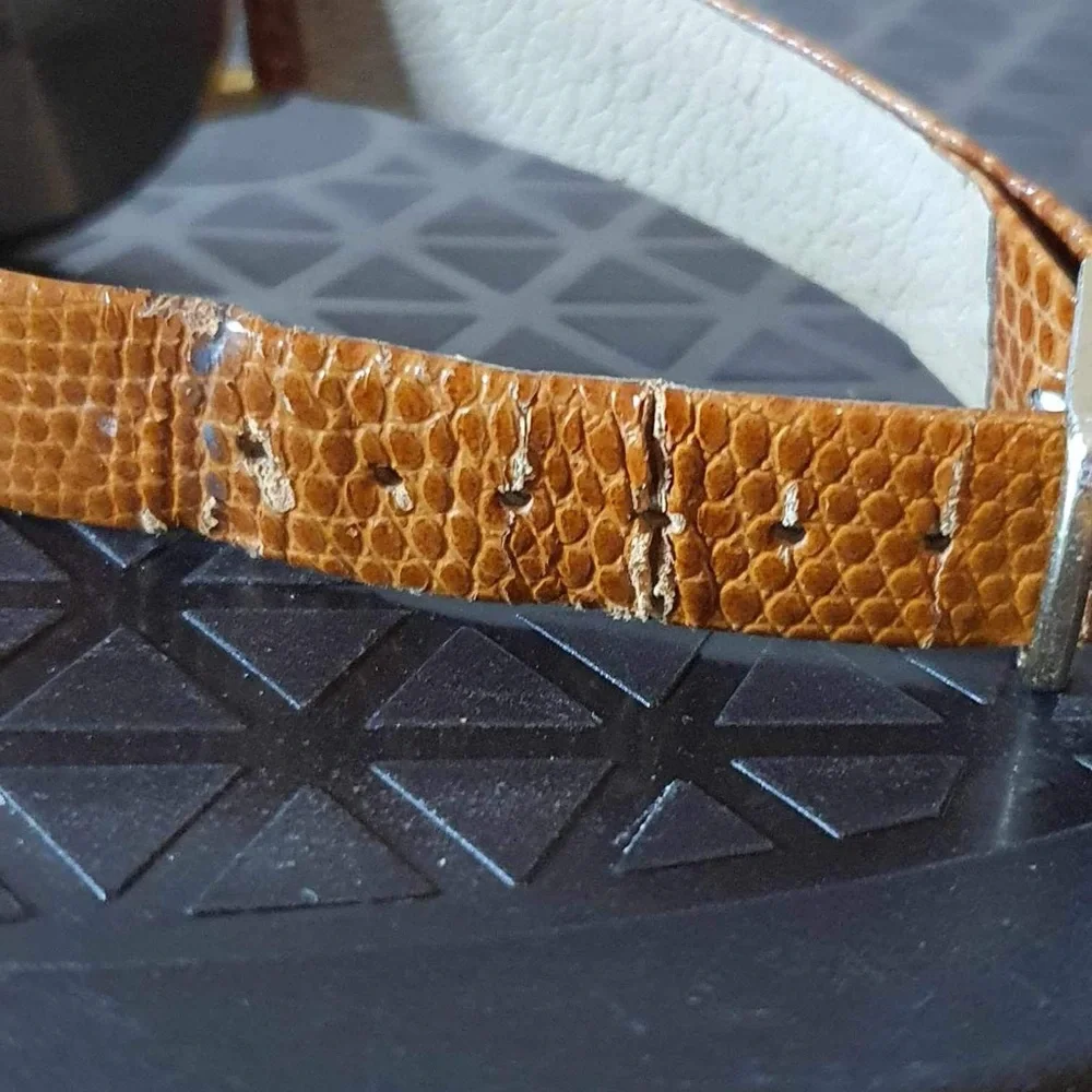 🦋10/$20🦋 Vienna Goldtone/Mother of Pearl Leather Women's Watch